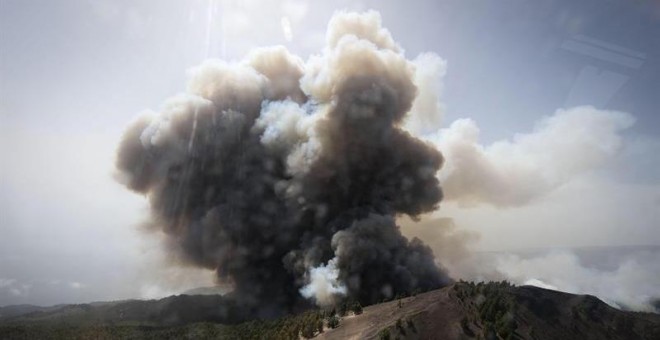 Fotografía aérea facilitada por el Gobierno de Canarias del incendio que se declaró el miércoles en la isla de La Palma y que afecta ya a unas 3.000 hectáreas de superficie. Unos 200 efectivos y ocho medios aéreos de distintas administraciones trabajan en