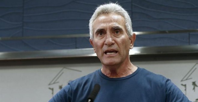 El diputado de Unidos Podemos Diego Cañamero, hace declaraciones tras entregar en el registro del Congreso el escrito en el que renunció ante notario al aforamiento. EFE/Chema Moya