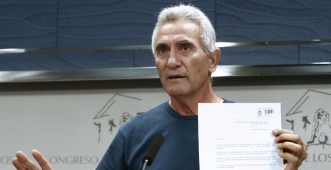 El diputado de Unidos Podemos Diego Cañamero, muestra el documento que ha entregado en el registro del Congreso, en el que renunció ante notario al aforamiento. EFE/Chema Moya