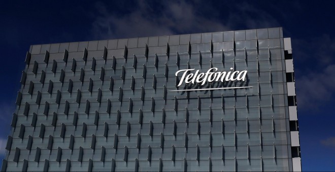 El logo  de Telefonica en uno de sus edificios en de su complejo de Las tablas, en la zona norte de Madrid. REUTERS/Juan Medina