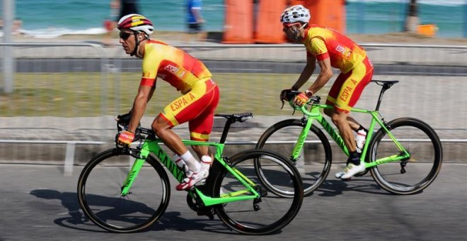 Los ciclistas del equipo español de ruta, Joaquim Rodriguez (i) y Alejandro Valverde (d), entrenan en Río de Janeiro (Brasil). /EFE