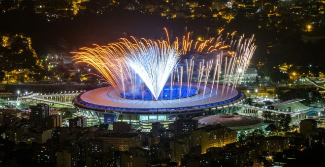 Fuegos artificiales en el estadio de Maracaná en el ensayo general de la ceremonia de inauguración. /AFP