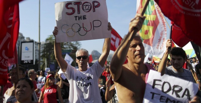 Personas manifestándose contra el presidente interino Michel Temer en Copacabana antes de la ceremonia de inauguración de los Juegos Olímpicos. REUTERS/Carlos Barria