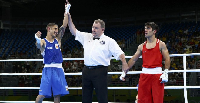 El juez da como ganador de su combate al español Samuel Carmona contra el armenio Artur Hovhannisyan. /REUTERS