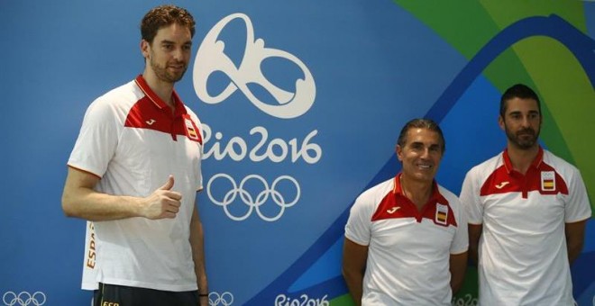 Gasol, Navarro y Scariolo posan en la Villa Olímpica. /EFE