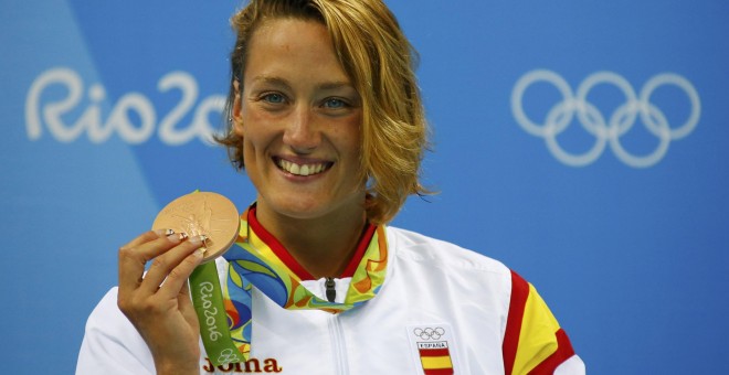 Mireia Belmonte posa con la medalla de bronce conseguida en los 400 estilos. REUTERS/David Gray