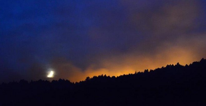 Resplandor del frente este en el Parque Natural de Cumbre Vieja del incendio forestal que desde el miércoles afecta a La Palma, que sigue afectando al municipio de Villa de Mazo. EFE/Miguel Calero