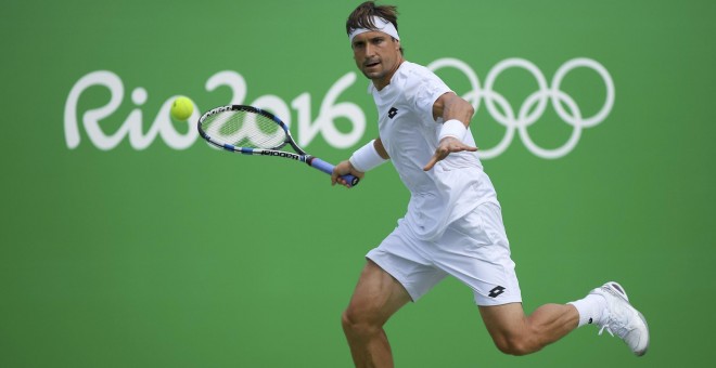 David Ferrer devuelve una bola a Istomin en los Juegos de Río. /REUTERS