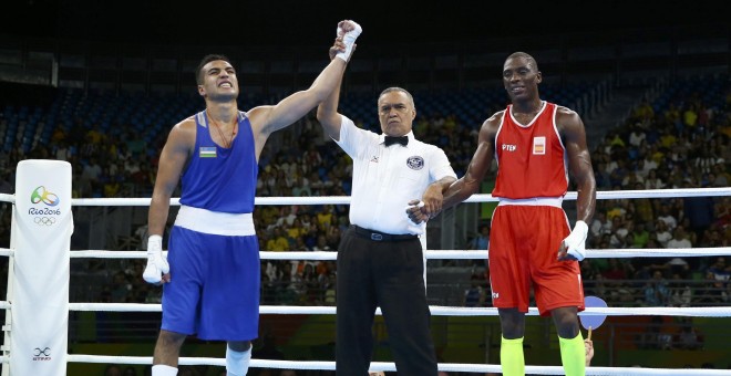 El árbitro da como vencedor al uzbeko Giyasov contra el español Sissokho. /REUTERS