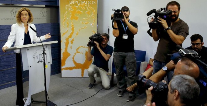 La portavoz adjunta del Grupo Parlamentario Socialista, Meritxell Batet, durante la rueda de prensa que ha ofrecido en el Congreso. EFE/Mariscal