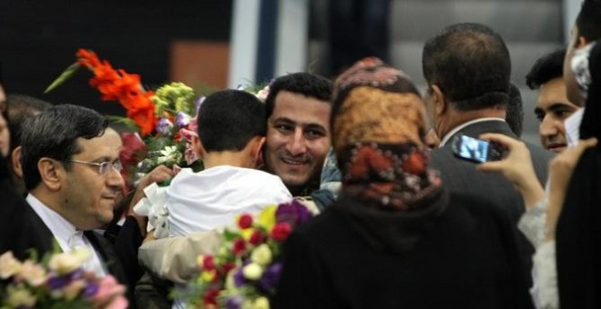 El ciéntifico nuclear iraní Shahram Amiri, en una foto de archivo de julio de 2010, recibido por sus familiares en en aeropuerto de Teherán. AFP / Atta Kenare