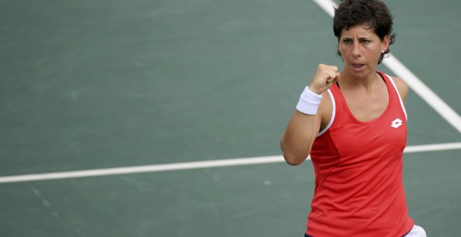 Carla Suárez levanta el puño celebrando un punto contra la croata Konjuh. /REUTERS