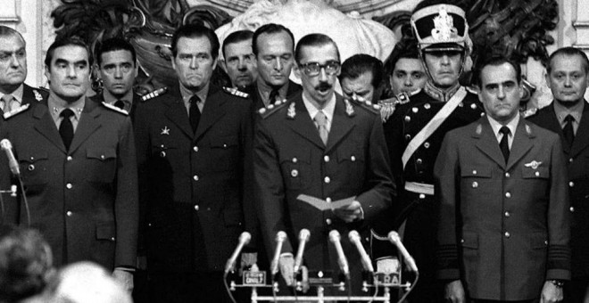 Jorge Rafael Videla jura como presidente de Argentina en 1976.