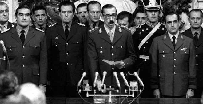 Jorge Rafael Videla jura como presidente de Argentina en 1976.