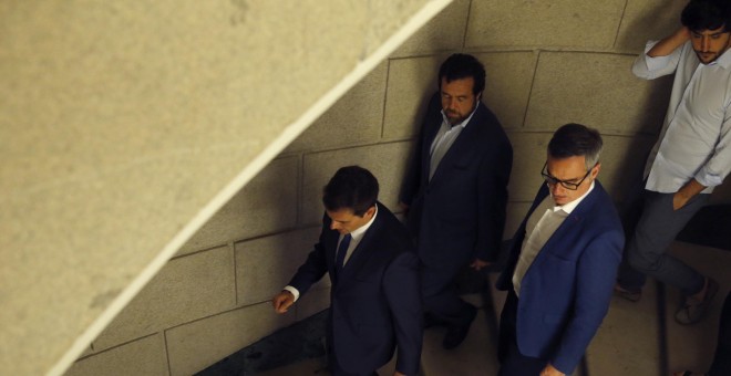 El líder de Cuidadanos, Albert Rivera, acompañado por sus compañeros de formación Miguel Ángel Gutiérrez, y José Manuel Villegas,d., tras su comparecencia ante los medios tras la reunión con el presidente del Gobierno en funciones, Mariano Rajoy, en el Co