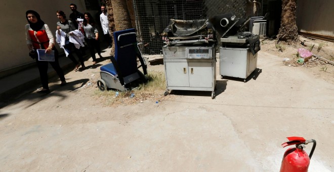 Imagen de las incubadoras calcinadas a la salida del hospital de Bagdad/REUTERS