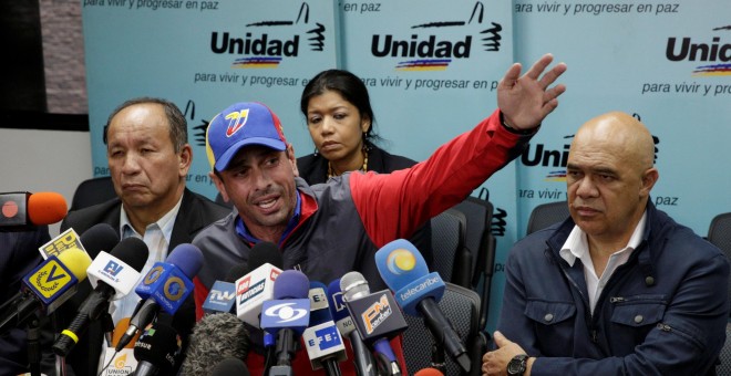El  dos veces candidato a la presidencia de Venezuela, Henrique Capriles (c), el secretario general de la alianza opositora Mesa de la Unidad Democrática (MUD), Jesús Torrealba (d), y el gobernador del Estado de Amazonas, Liborio Guarulla (i), en una rued