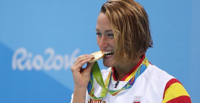 Mireia Belmonte muerde la medalla de oro lograda en los 200 mariposa de Río 2016. /REUTERS