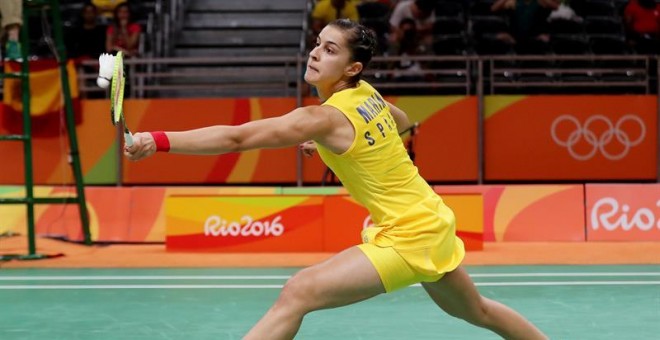 La española Carolina Marín durante un partido individual femenino contra la finlandesa Nanna Vainio por el grupo A de las competencias de Badminton en las Olimpiadas Río 2016, en la Arena Riocentro de Río de Janeiro (Brasil). EFE/Leonardo Muñoz