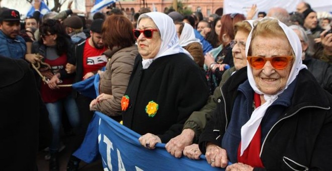 La presidenta de la asociación argentina Madres de Plaza de Mayo, Hebe de Bonafini (2d), se negó a declarar ante el juez y acudió a la Plaza de Mayo, donde fue respaldad por cientos de argentinos en Buenos Aires (Argentina).  EFE/Alberto Ortiz