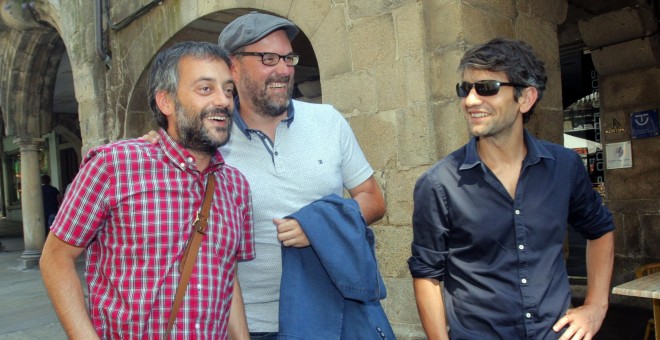 Los alcaldes de A Coruña, Xulio Ferreiro; de Santiago de Compostela, Martiño Noriega y el de Ferrol, Jorge Suárez, antes de la rueda de prensa en la que han informado sobre la situación de las conversaciones de En Marea con Podemos Galicia. EFE/Xoán Rey