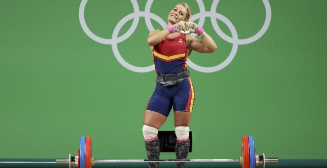 Lidia Valentín hace su famoso gesto del corazón. /REUTERS