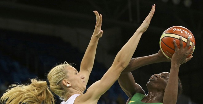 Laura Gil se enfrenta a la senegalesa Mame Marie Sy durante el partido en Rio. REUTERS/Shannon Stapleton