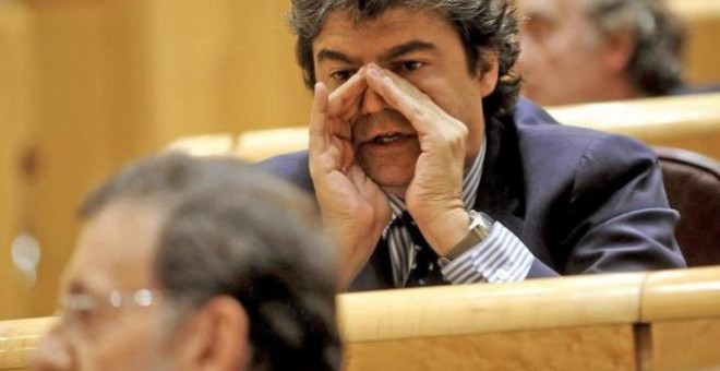 Jorge Moragas susurra algo a Mariano Rajoy en el Senado.- EFE