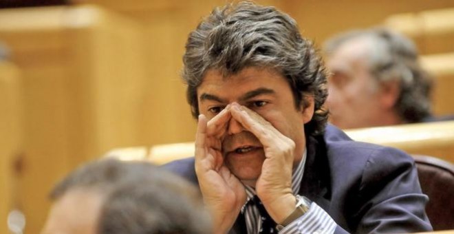 Jorge Moragas susurra algo a Mariano Rajoy en el Senado.- EFE