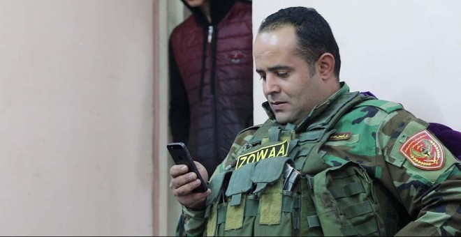 Un miliciano de Zowaa desplegado en Alqosh consulta su smarthpone. FERRAN BARBER