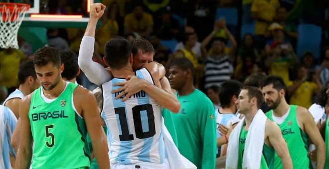 Los jugadores argentinos celebran su victoria ante Brasil. REUTERS/Jim Young