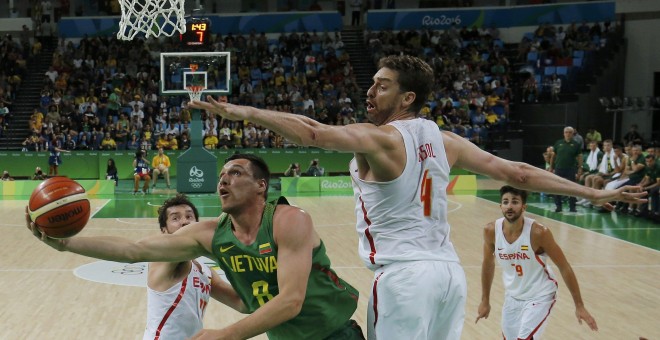 Pau Gasol disputa un balón contra el equipo lituano en los Juegos de Río. REUTERS/Jim Young