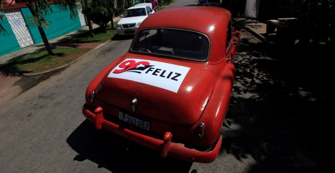 Un coche con una pegatina en el capó con la frase 'Feliz 90', en alusión al 90 cumpleaños del líder cubano Fidel Castro. REUTERS/Enrique de la Osa