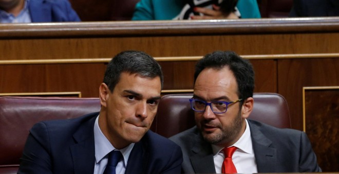 El secretario general del PSOE, Pedro Sanchez, conversa con el portavoz del Grupo Socialista, Antonio Hernando; destrás de ellos, el secretario de Organización del partido, César Luena. REUTERS/Andrea Comas