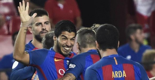 Luis Suárez celebra con sus compañeros su gol al Sevilla. EFE/Raúl Caro