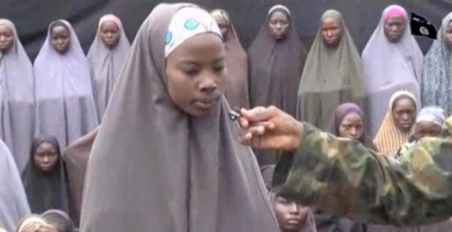 Una de las supuestas niñas nigerianas raptadas que aparece en el vídeo difundido por Boko Haram.