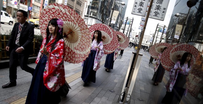 Una mujer pasea por el distrito comercial de Ginza en Tokio. REUTERS/Yuya Shino