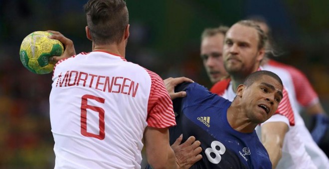 Mortensen y Narcisse, durante el Francia-Dinamarca de balonmano. REUTERS/Damir Sagolj