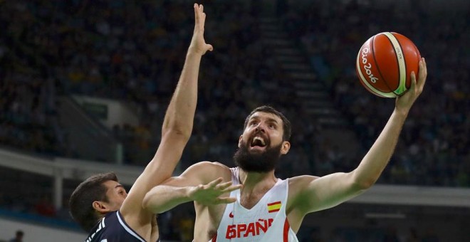 Mirotic intenta una canasta ante Mainoldi. REUTERS/Jim Young