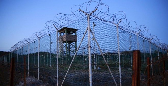 Imagen de la alambrada que rodea una torre de vigilancia  en el Campo Delta de Guántanamo/REUTERS