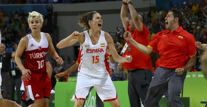 Anna Cruz celebra su canasta, que le ha dado la victoria a España contra Turquía. /REUTERS