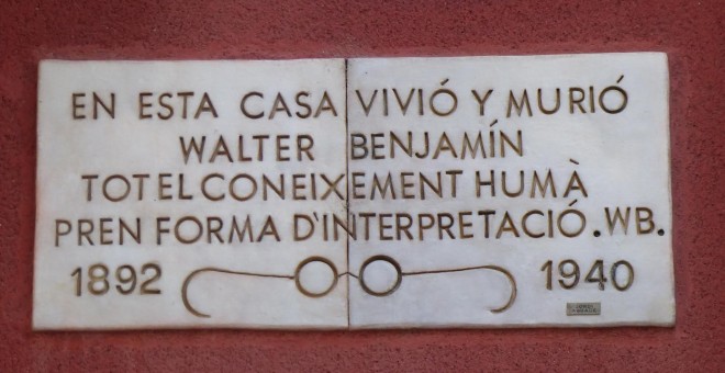 Placa en la casa en la que murió Walter Benjamin