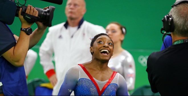 Las cinco medallas de Biles iluminan el universo de la gimnasia. REUTERS/Mike Blake