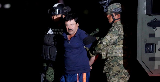 Joaquín el 'Chapo' Guzmán, capo jefe del cártel de Sinaloa encarcelado, es llevado por militares a México/REUTERS