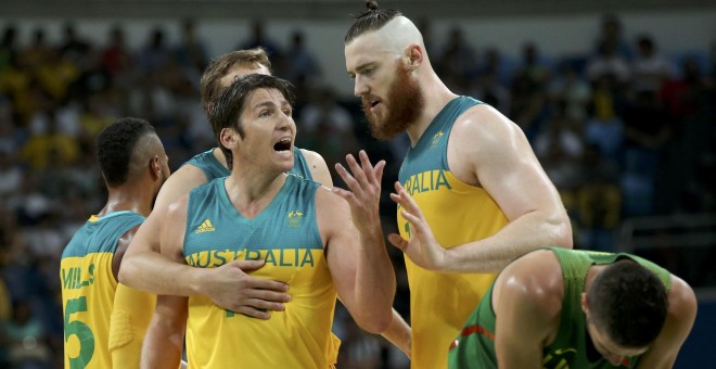 Los jugadores de Australia celebran uno de los puntos ante Lituania. /REUTERS