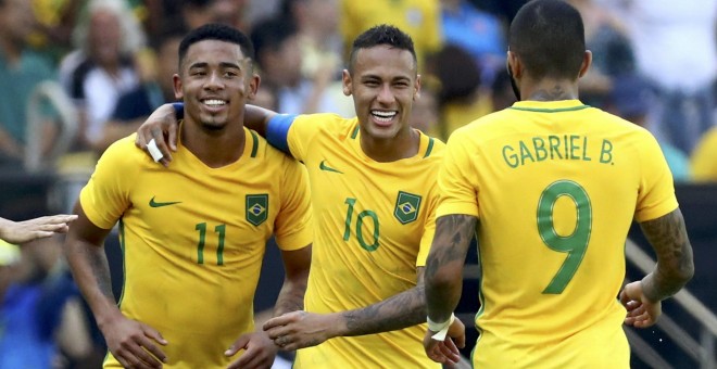 Neymar felicita a Gabriel Jesús tras marcar uno de sus dos goles contra Honduras. /REUTERS