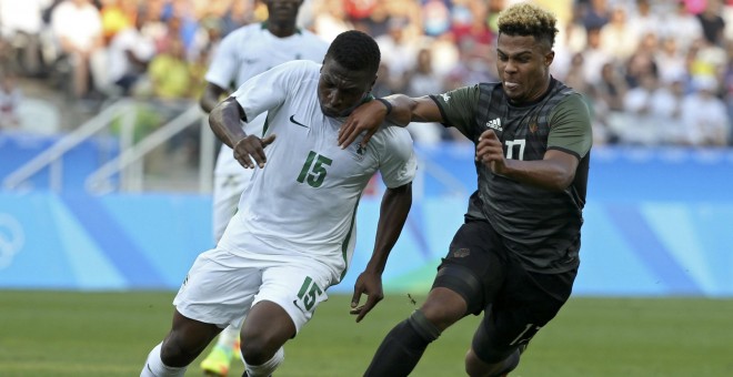Un momento del partido entre Nigeria y Alemania de fútbol. /REUTERS