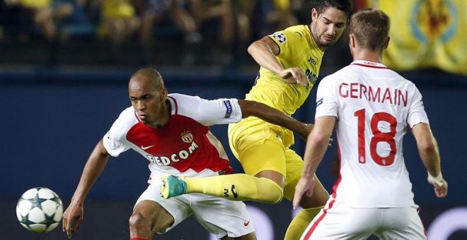 El delantero brasileño del Villarreal Alexandre Pato (c) lucha por un balón con el defensa brasileño del Mónaco Fabinho (i). /EFE