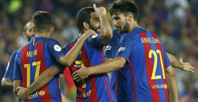 El delantero turco Arda Turan (c), del FC Barcelona, celebra con sus compañeros la consecución de uno de sus goles. /EFE