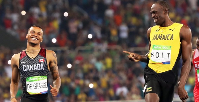 El canadiense Andre de Grasse y el jamaicano Usain Bolt se miran divertidos tras cruzar la meta en las semifinales de los 200 metros lisos en el JJOO de Rio.. EFE/EPA/SRDJAN SUKI